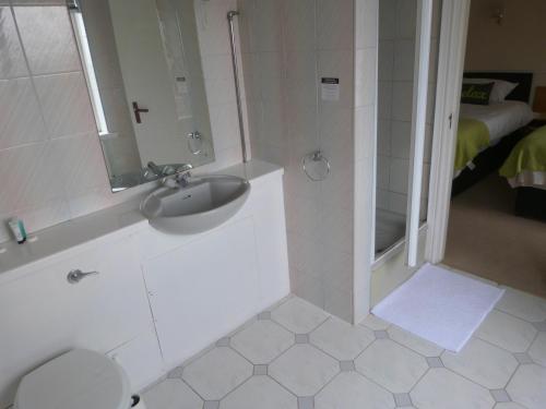 The Bridge Hotel - image 10