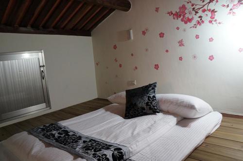 a bedroom with a white bedspread and pillows, Teapot House in Kinmen Islands