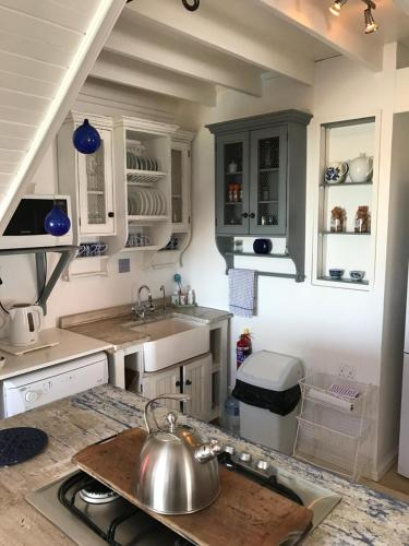 Konyha, Stunning Beach House in Grotto Bay in Grotto Bay