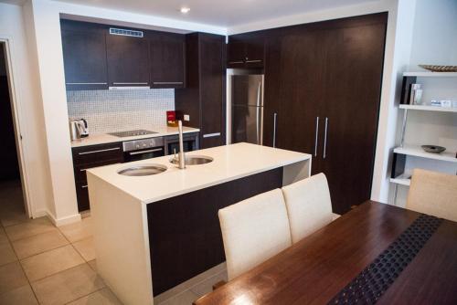 131 Temple Luxury Swimout Apt photo 3