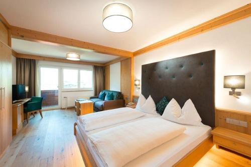 1 queen bed, 1 sofa bed