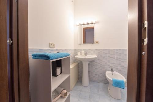 Large Double Room image 6