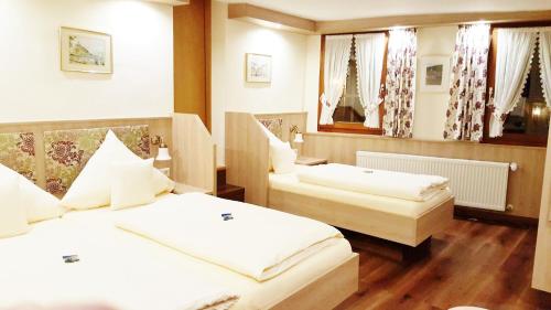 1 queen bed, 3 twin beds