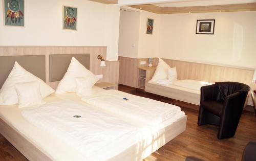 1 king bed, 1 twin bed