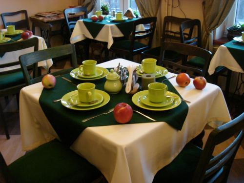 Restaurant, Green Hostel Wroclaw przy ZOO in Zalesie