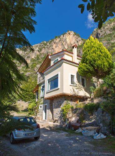 ทางเข้า, Villa Mos in แคลามาทา