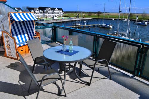 Fewo Sonnensegler Usedom direkt am Yachthafen mit Terrasse Parkplatz WLAN in Ostseebad Karlshagen, Deutschland