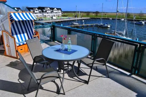 Fewo Sonnensegler Usedom direkt am Yachthafen mit Terrasse Parkplatz WLAN in Ostseebad Karlshagen, Deutschland