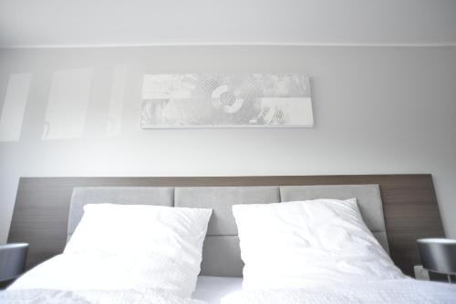 1 king bed, 1 sofa bed
