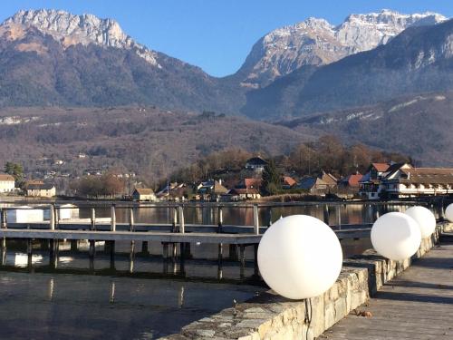 la baie des voiles ,vue lac d'Annecy ,plage privée