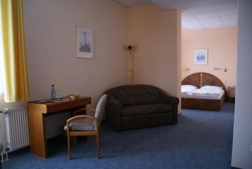 1 queen bed, 1 sofa bed