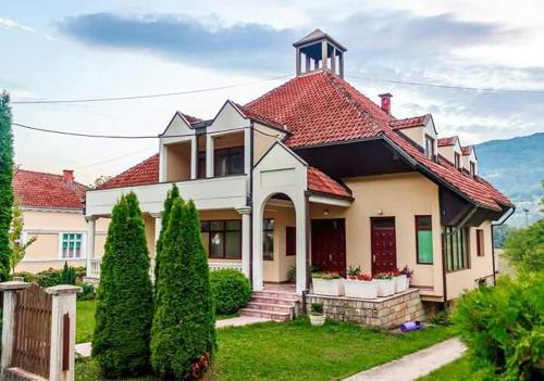 2 bedrooms, 8 beds