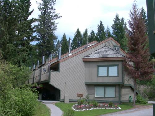 Akiskinook Resort on Lake Windermere - 1 Bedroom condo - Sleeps 4 - Indoor Pool - Hot Tub - Sandy Beach - Ski Panorama or Fairmont - Hot Springs - Golf - 12 Courses - Walk to Town - Shopping - Dining - Local Pubs - Accommodation - Invermere