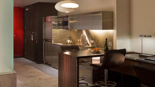 Amazing High Rise Studio with Mountains Views 21st Floor - main image