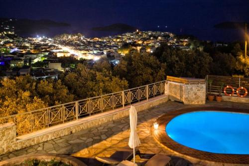 Blue Horizon Studios Blue Horizon Studios is conveniently located in the popular Megali Ammos area. The property features a wide range of facilities to make your stay a pleasant experience. Service-minded staff will welco