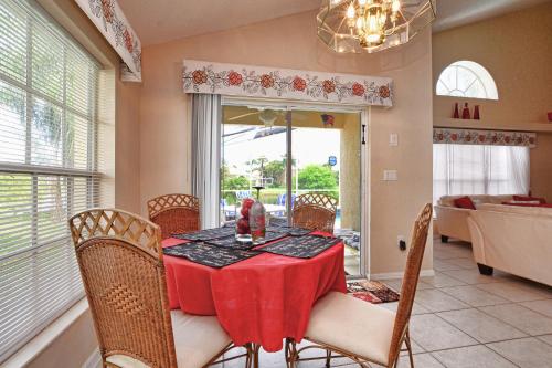Mickey's Lake Villa - image 9