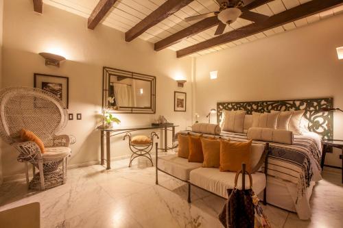Deluxe Suite with Spa Bath image 7