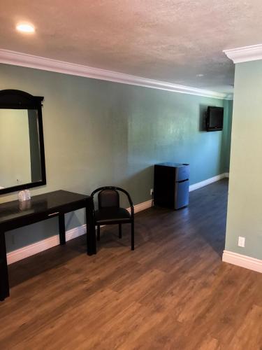 Highland Park Motel Room Type - Standard Queen Room