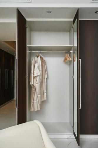 Executive Suite image 6
