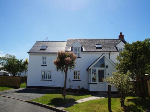 Deudraeth, Newport, West Wales