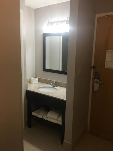 Country Inn & Suites by Radisson Indianapolis East IN - image 3