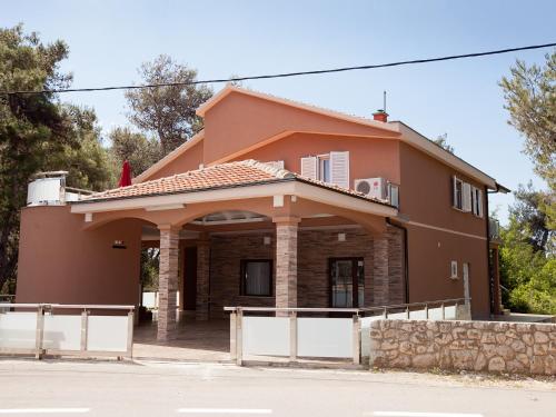 2 bedrooms, 3 beds