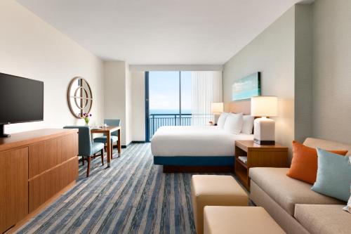 Oceanfront King Studio Suite with Sofa Bed image 7