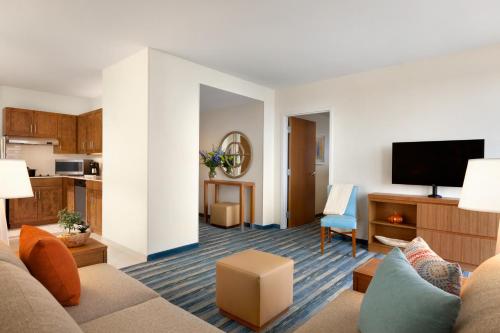 One-Bedroom Suite with Two Queen Beds - Oceanfront image 5