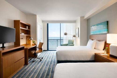 One-Bedroom Suite with Two Queen Beds - Oceanfront image 7