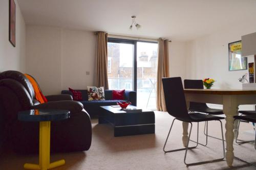 Massive Modern 3-bedroom Flat On Dalston Square, , London