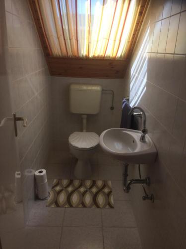 Bathroom, Tunde Vendeghaz in Tiszakecske