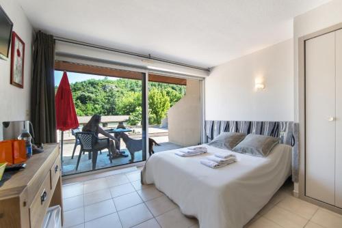 1 double bed, 2 twin beds