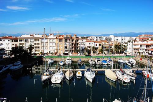  Apartamento Bahia I, Pension in Empuriabrava