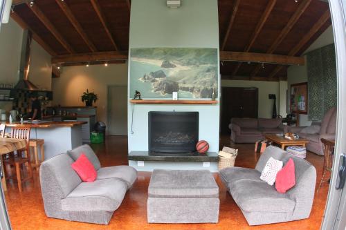 共用Lounge/電視區, Piha Beachstay Accommodation in 皮哈