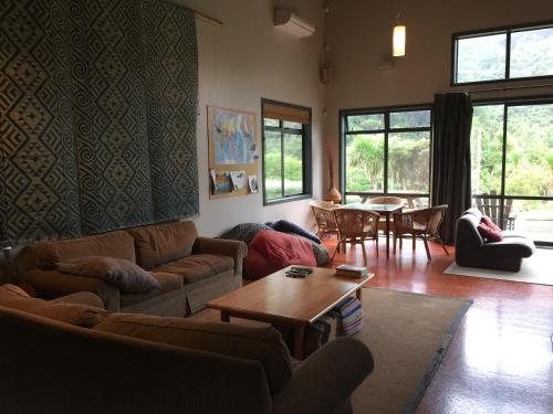 共用Lounge/電視區, Piha Beachstay Accommodation in 皮哈