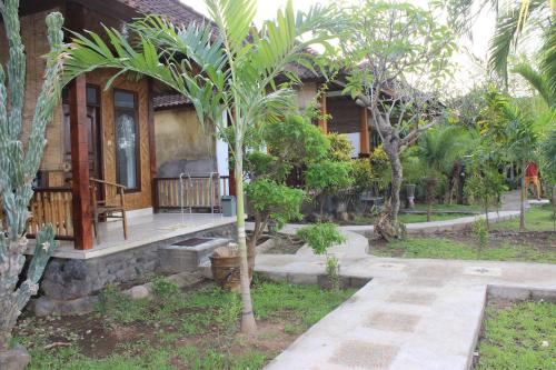 COCONUT BEACH BUNGALOWs & WARUNG