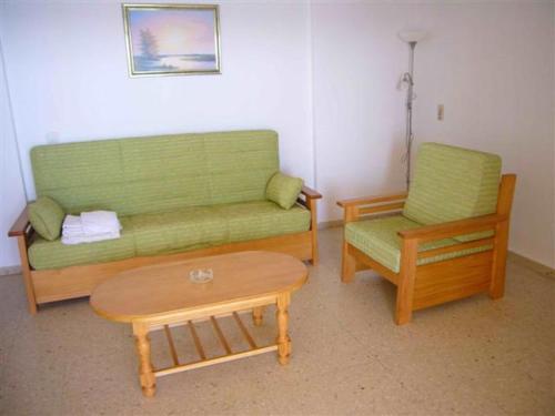 One-Bedroom Apartment image 2
