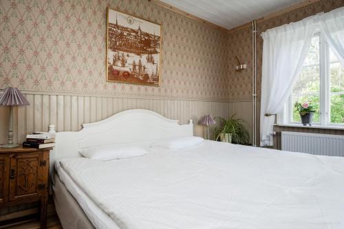 1 queen bed, 2 twin beds