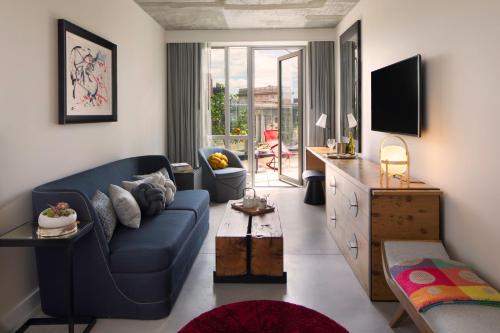 1 king bed, 1 sofa bed