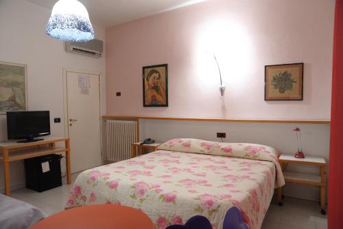 1 queen bed, 1 sofa bed