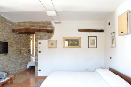 Exterior view of Camera Isabella