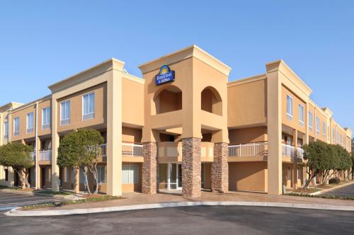 เดย์ อินน์ บาย วินด์แฮม กรีนวิลล์ (Days Inn by Wyndham Greenville) in กรีนวิลล์ (SC)