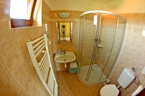 Twin Room image 3