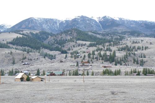 Aspen Inn Summer Suite - image 2