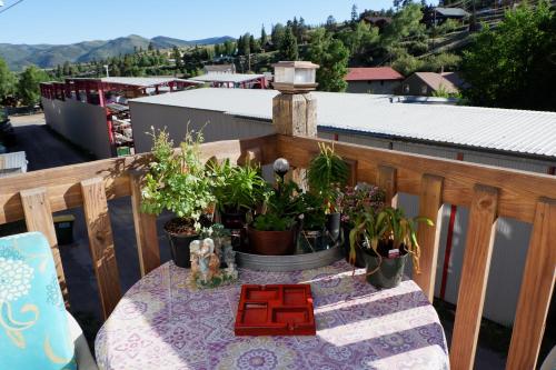 Aspen Inn Summer Suite - image 3