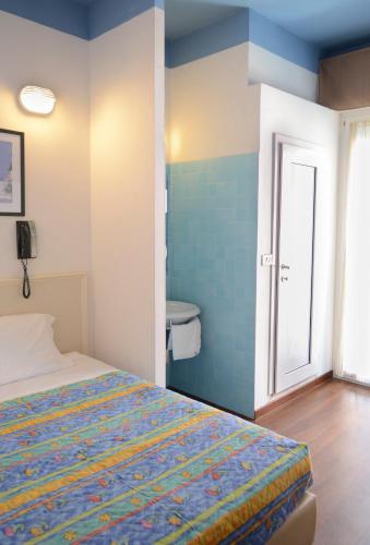 Standard Double Room image 2
