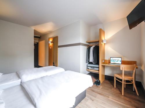 B&B Hotel Nantes Centre Located in Hauts-Paves Saint-Felix, B&B Hôtel NANTES Centre is a perfect starting point from which to explore Nantes. The property offers a high standard of service and amenities to suit the individu