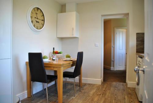 Accommodation Windsor Ltd - Lord Raglan House One Bedroom - image 7