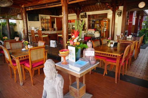 Restaurant, Yulia 2 Homestay in Sanur
