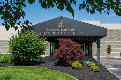 Hope Hotel and Richard C. Holbrooke Conference Center in แฟร์บอร์น (OH)